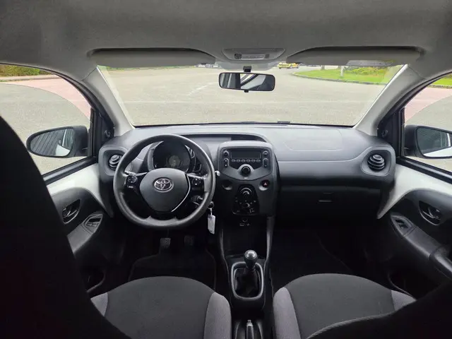 Toyota Aygo 1.0 VVT-i x-fun 5 deurs airco 2018 Benzine 23