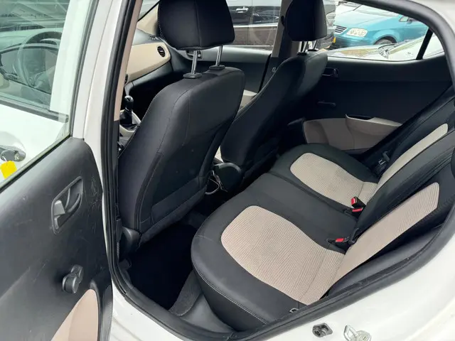Hyundai i10 1 JAAR APK (motor rookt ) 2016 Benzine 9