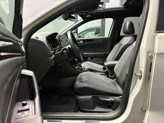 Volkswagen T-Roc 1.5 TSI R-Line PANO 2025 2025 Benzine 8