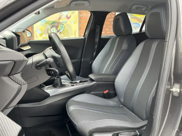 Peugeot 2008 PureTech 100 Allure 2021 Benzine 8