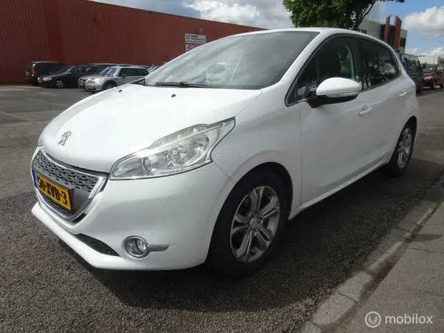 Peugeot 208 1.2 VTi Allure,Trekhaak,Nav!! 2012 Benzine