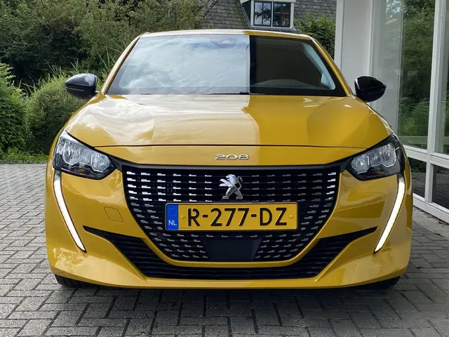 Peugeot 208 1.2T 100pk Allure Pack Automaat 2022 Benzine 12