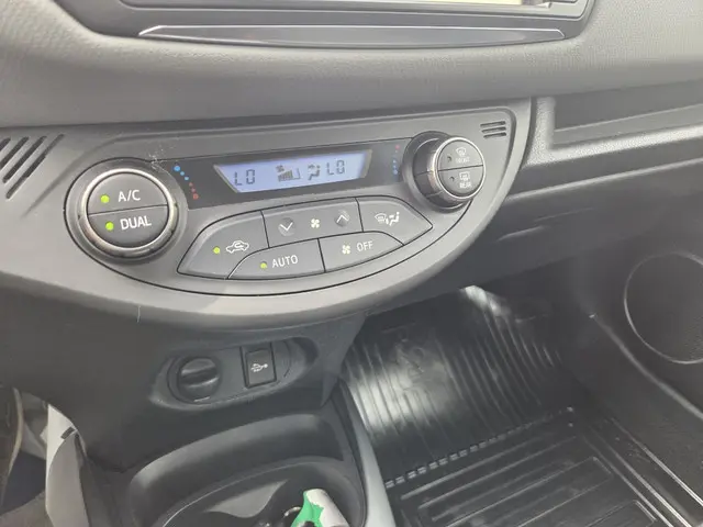 Toyota Yaris 1.5 Hybrid Dynamic 2015 Hybride Benzine 11