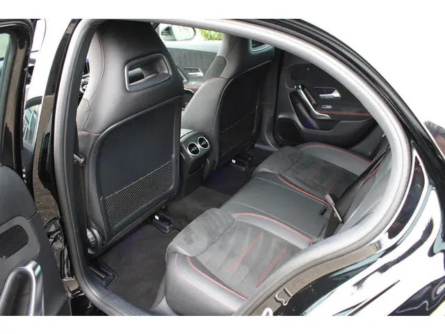 Mercedes-Benz A-Klasse 200 AMG 2018 Benzine 22