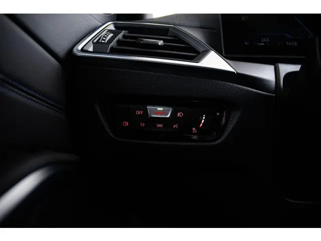 BMW 3 Serie Touring 330i 2023 Benzine 47