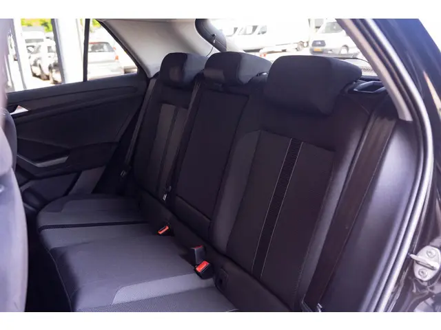 Volkswagen T-Roc 1.0 TSI Life 2023 Benzine 32