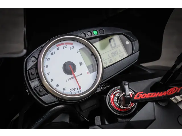 Kawasaki Z1000 Tour 2016 Benzine 8