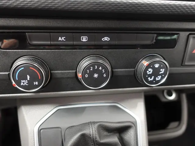 Volkswagen Transporter 2.0 TDI L2H1 2023 Diesel 8