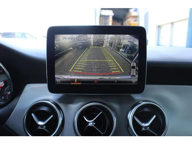 Mercedes-Benz GLA 180 Business 2018 Benzine 35