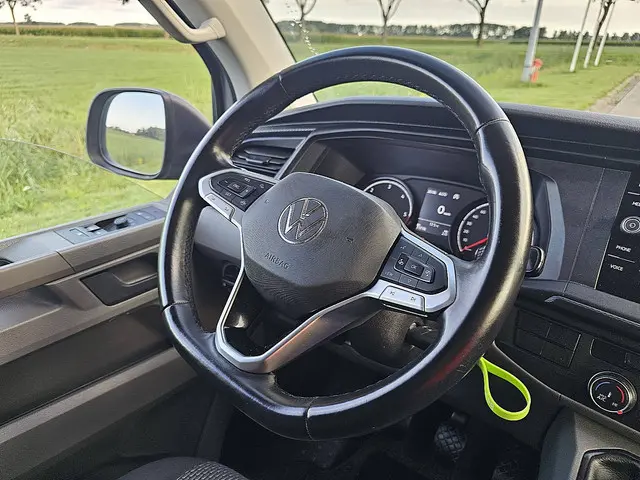 Volkswagen Transporter 2.0 TDI 2023 Diesel 10