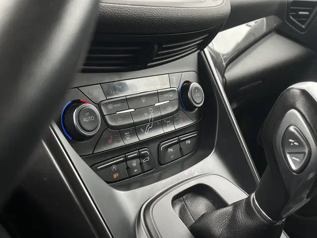 Ford C-MAX 1.5 Titanium 2016 Benzine 23