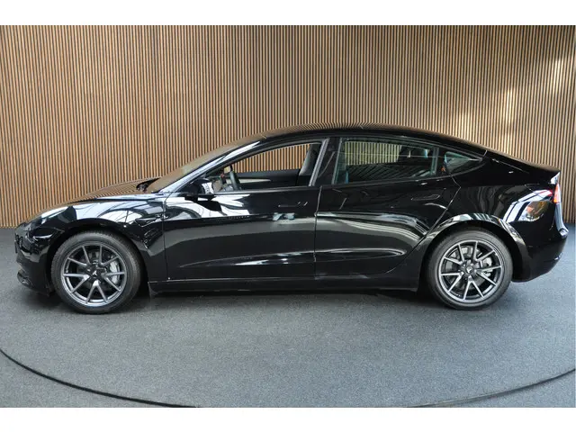 Tesla Model 3 RWD 2023 Elektrisch 8