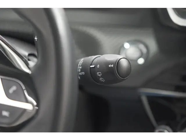 Peugeot 2008 PureTech 130 EAT8 Allure 2021 Benzine 32