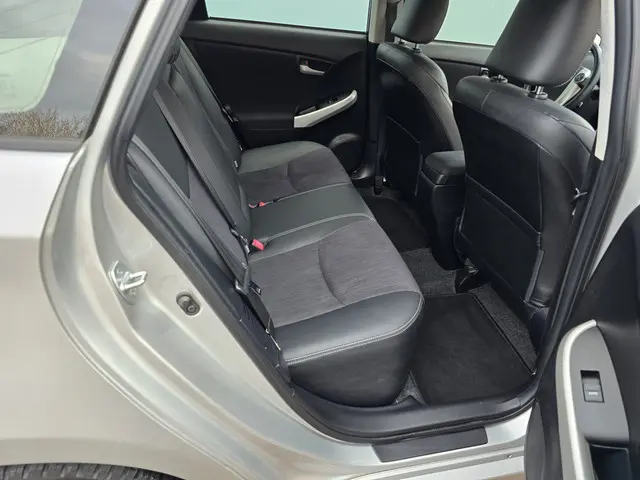 Toyota Prius 1.8 Business 2015 Hybride Benzine 6