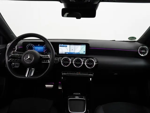Mercedes-Benz A-Klasse 200 AMG Line 2023 Benzine 21