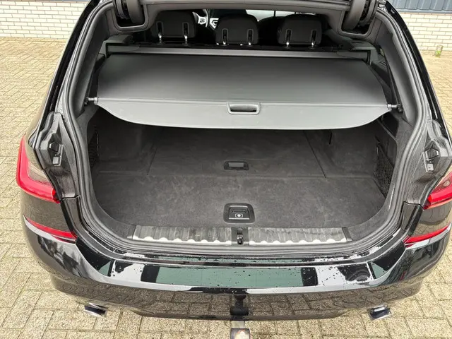 BMW 3 Serie Touring 320i High Executive M 2022 Benzine 24