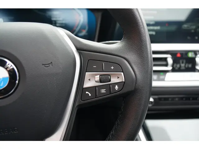BMW 3 Serie 318i High Executive 2021 Benzine 33