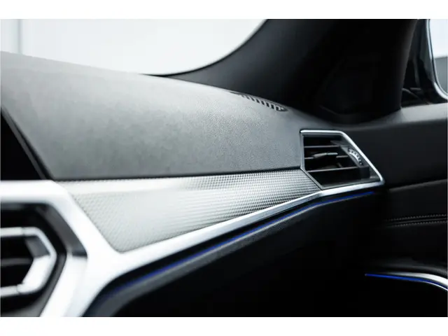 BMW 3 Serie Touring 320i M Sport High Ex 2021 Benzine 56