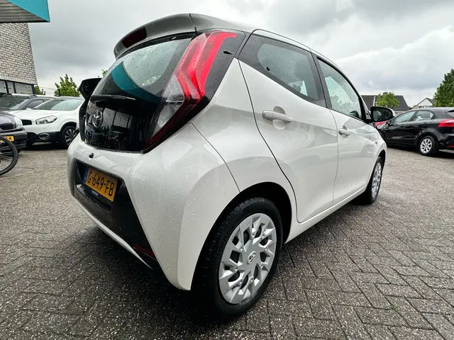 Toyota Aygo 1.0 VVT-i x-play ltd 2019 Benzine 3