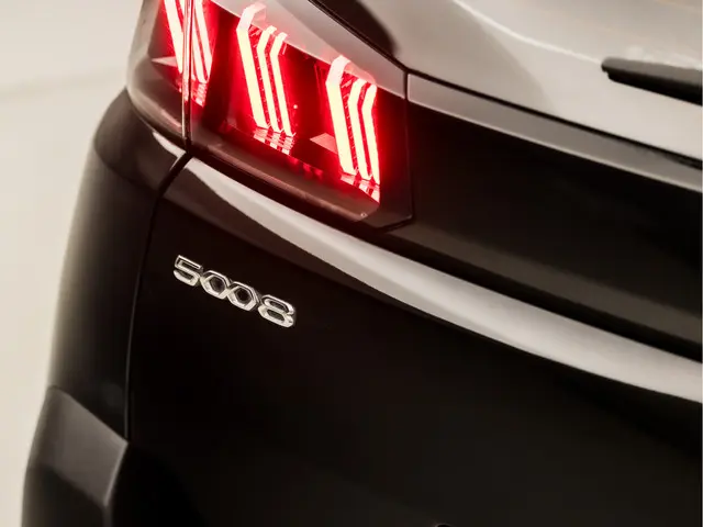Peugeot 5008 1.2 PureTech Sport 7 Persoons 2022 Benzine 23