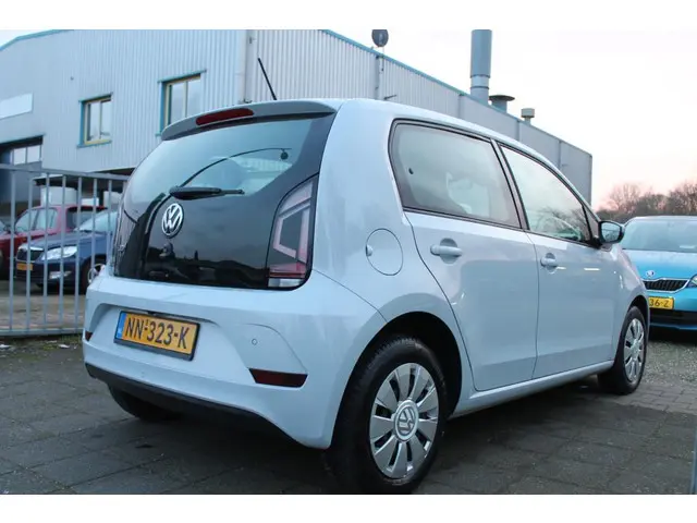 Volkswagen up! 1.0 BMT move up! 2017 Benzine 4