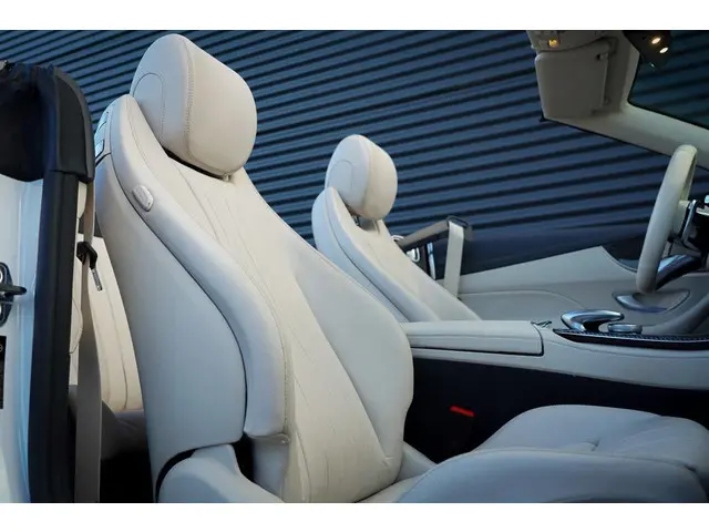 Mercedes-Benz E-Klasse Cabrio 300 AMG Line 2023 Benzine 8