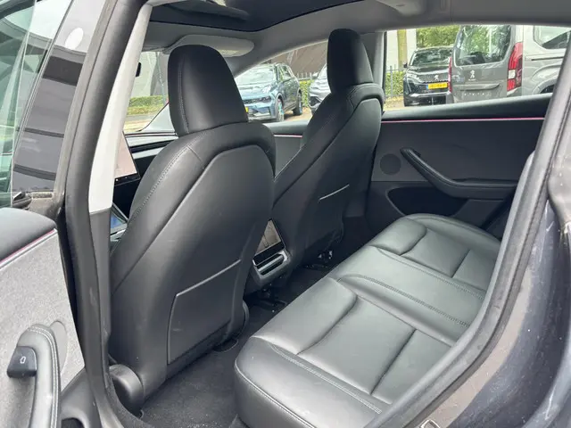 Tesla Model 3 RWD 60 kWh 2024 Elektrisch 11