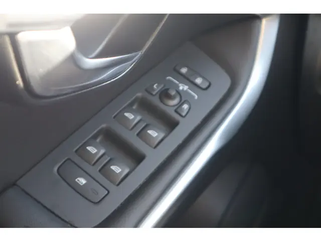 Volvo V40 2.0 T2 Summum 2015 Benzine 31