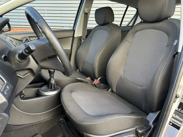 Hyundai i20 1.2i Business Edition 2013 Benzine 4