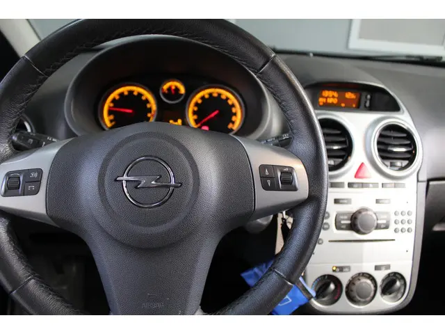 Opel Corsa 1.4-16V Anniversary Edition 2013 Benzine 12