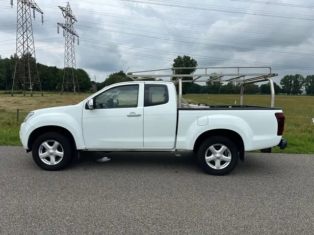 Isuzu D-Max 2.5 Extended Cab LS 4WD AIRCO | NAP ! 2017 Diesel 4
