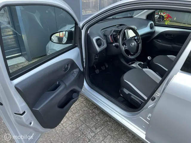 Toyota Aygo 1.0 VVT-i x-clusive 2015 Benzine 9