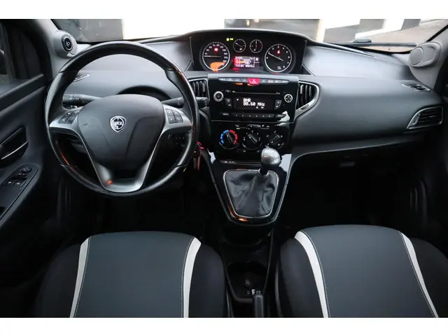 Lancia Ypsilon 0.9 TwinAir ELEFANTINO PLUS 2015 Benzine 5