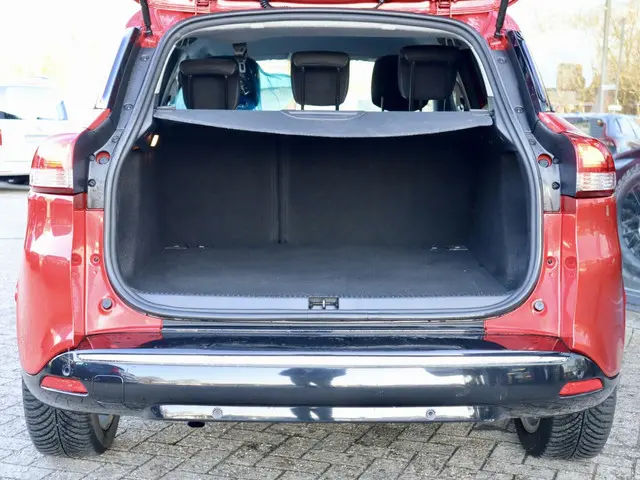 Renault Clio Estate 0.9 TCe Limited 2018 Benzine 13