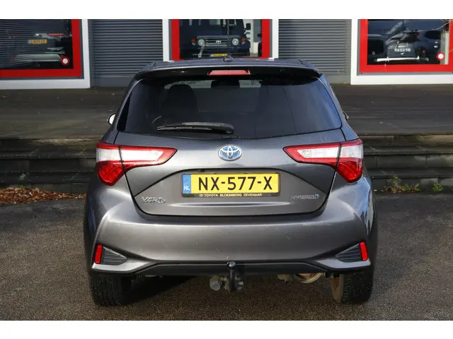 Toyota Yaris 1.5 Hybrid Premium 2017 Hybride Benzine 6