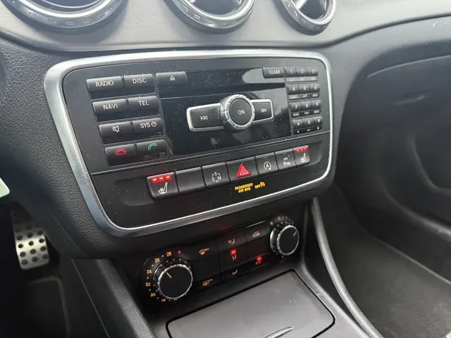 Mercedes-Benz GLA 200 Prestige AMG 2015 Benzine 30