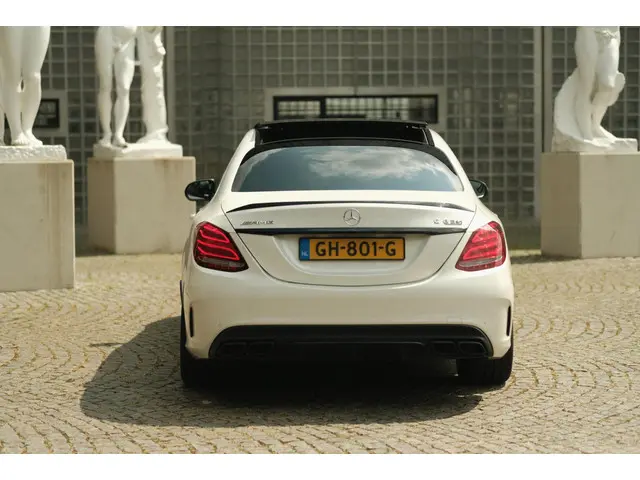 Mercedes-Benz C-Klasse AMG 63 S 2015 Benzine 13