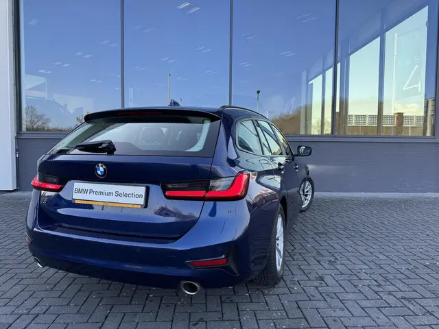 BMW 3 Serie Touring 320i Executive Edition 2020 Benzine 2