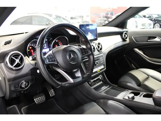 Mercedes-Benz GLA 180 Business Solution AMG 2017 Benzine 2