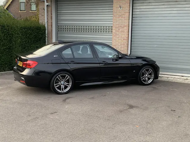 BMW 3 Serie 330e 2016 Hybride Benzine 8