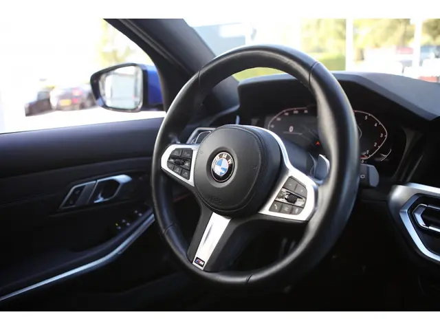 BMW 3 Serie Touring 330i M-Sport 2021 Benzine 19