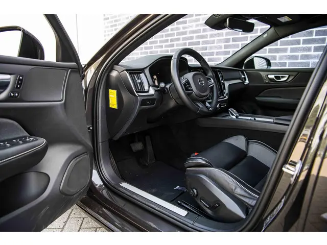 Volvo V60 2.0 B4 Plus Dark 2023 Benzine 17