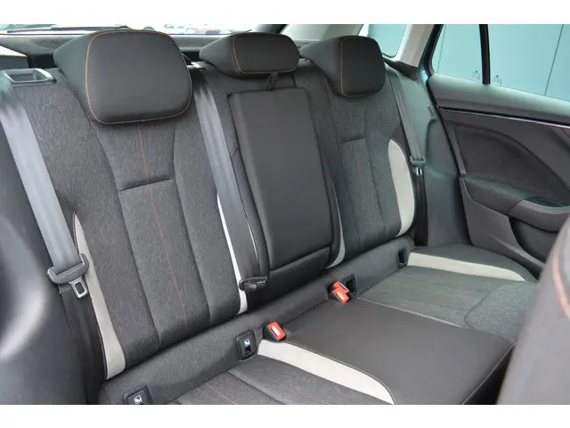 Škoda Kamiq 1.5 TSI ACT Business Edition 2020 Benzine 34