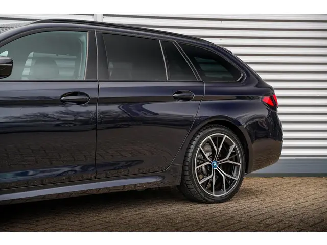 BMW 5 Serie Touring 530e 2022 Hybride Benzine 37