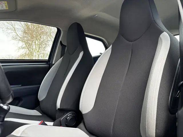 Toyota Aygo 1.0 VVT-i x-play 2018 Benzine 12