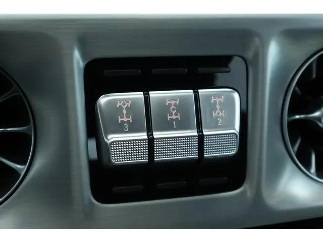 Mercedes-Benz G-Klasse 500 2023 Benzine 32