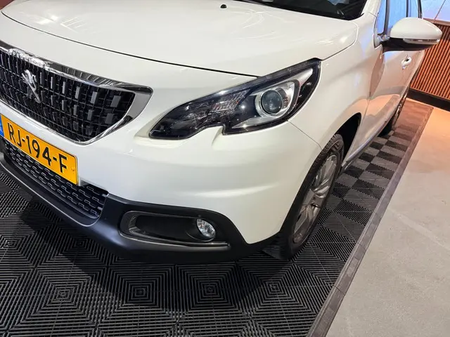 Peugeot 2008 |1.2 PureTech Blue Lion | Pano | 2017 Benzine 8