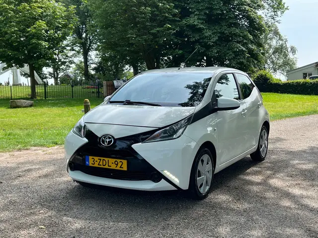 Toyota Aygo 1.0 VVT-i x-play | Cruise + Airco 2014 Benzine 6