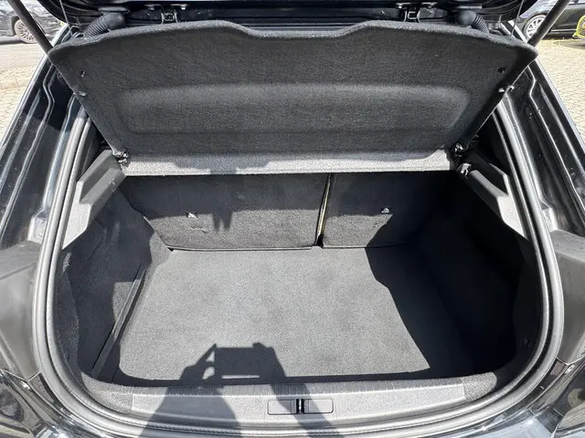 Peugeot 208 1.2 PureTech Blue Lease Allure 2020 Benzine 24