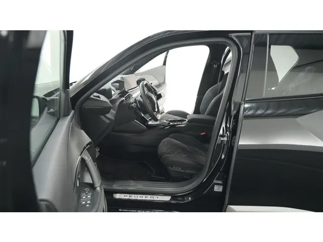 Peugeot 2008 PureTech 130 EAT8 GT 2024 Benzine 32